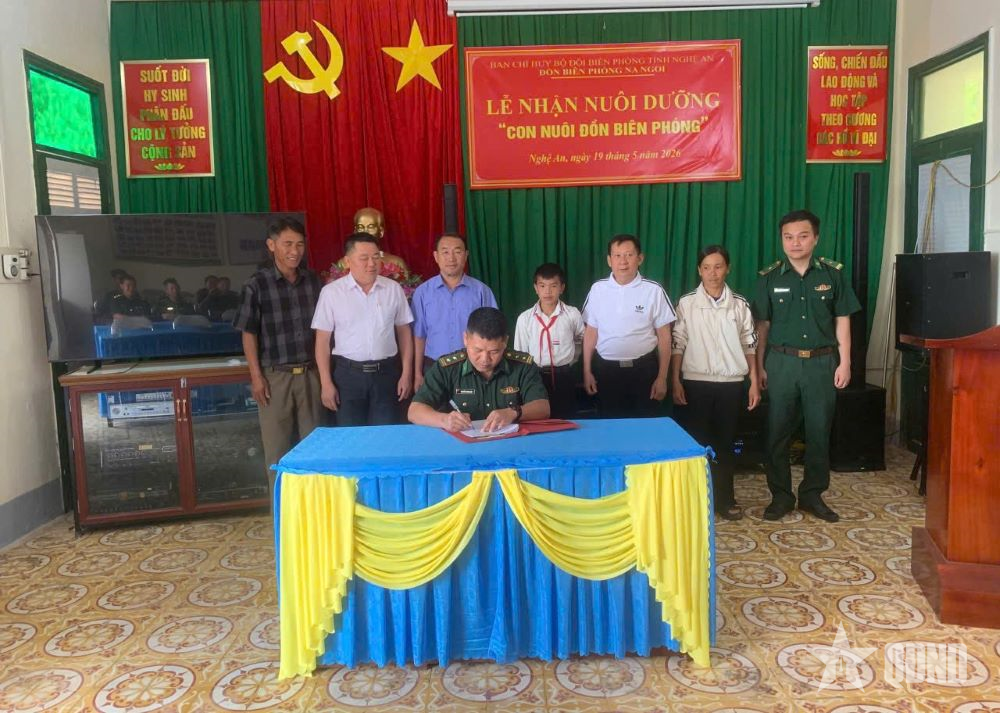 Đồn Biên phòng Na Ngoi nhận đỡ đầu học sinh có hoàn cảnh khó khăn